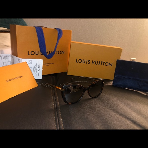 Louis Vuitton Sunglasses (LIKE NEW) - Picture 2 of 5